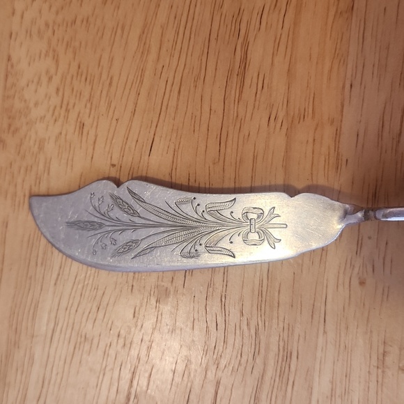 Vintage WM Rogers butter knife with twisted handle. - Picture 2 of 8